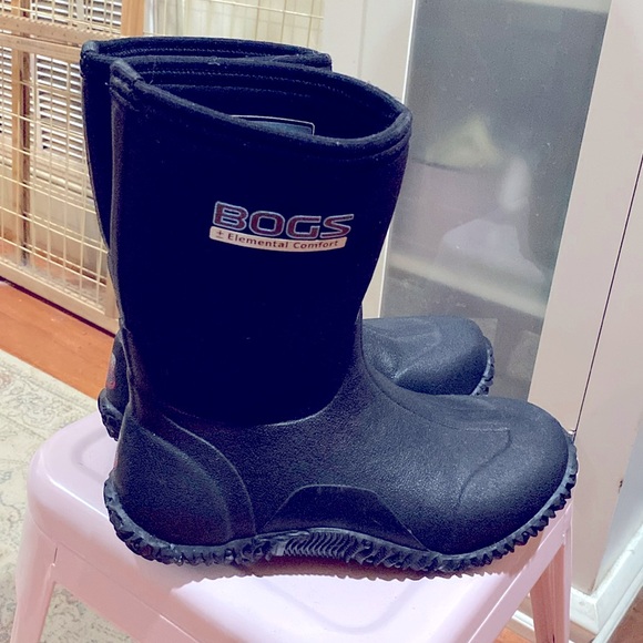Bogs Shoes - BOGS: Waterproof and weather resistant Slip-Ons; very GOOD condition..!